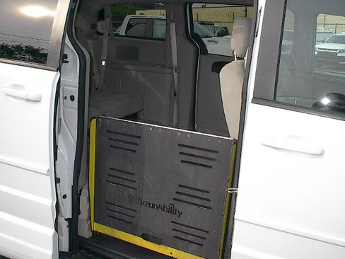 Used 2017 Dodge Grand Caravan SE image 18