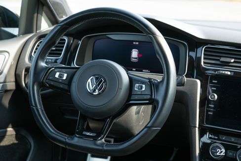 Used 2019 Volkswagen Golf R image 21