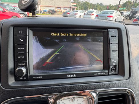 Used 2015 Chrysler Town & Country Touring image 19
