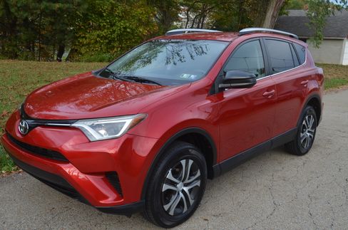 Used 2016 Toyota RAV4 LE image 2
