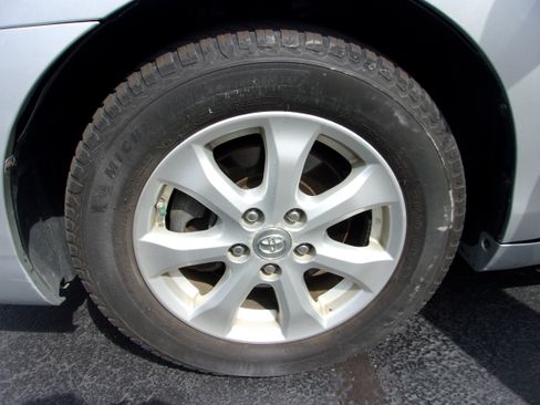 Used 2011 Toyota Camry LE image 9