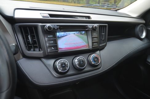 Used 2016 Toyota RAV4 LE image 17