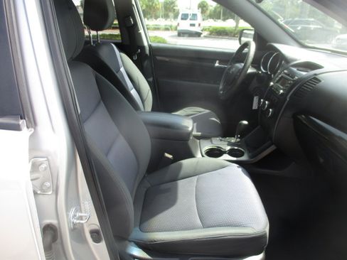 Used 2011 Kia Sorento LX image 8