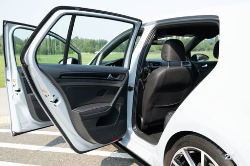 Used 2019 Volkswagen Golf R image 38