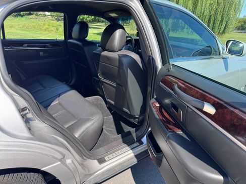 Used 2010 Lincoln Town Car Signature Limited image 21