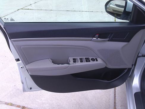 Used 2017 Hyundai Elantra Limited image 9