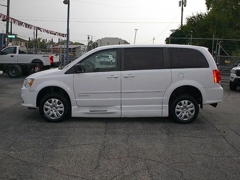 Used 2017 Dodge Grand Caravan SE image 7