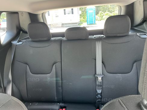 Used 2015 Jeep Renegade Latitude image 16