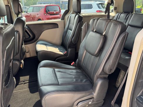 Used 2015 Chrysler Town & Country Touring image 10