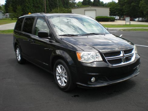 Used 2019 Dodge Grand Caravan SXT image 3