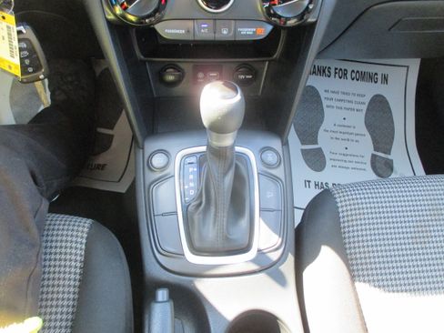 Used 2021 Hyundai Kona SE image 12