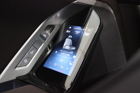 Used 2023 BMW i7 xDrive60 image 54