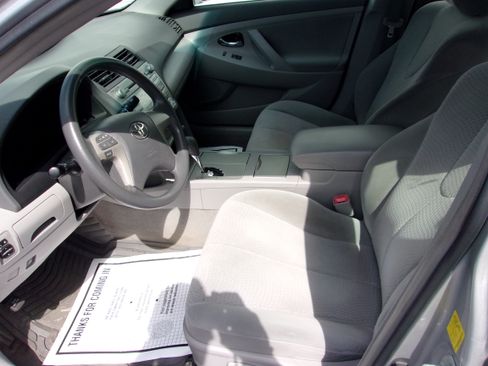 Used 2011 Toyota Camry LE image 5