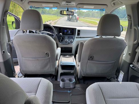 Used 2017 Toyota Sienna LE image 10