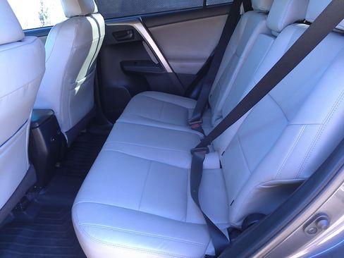 Used 2015 Toyota RAV4 LE image 8