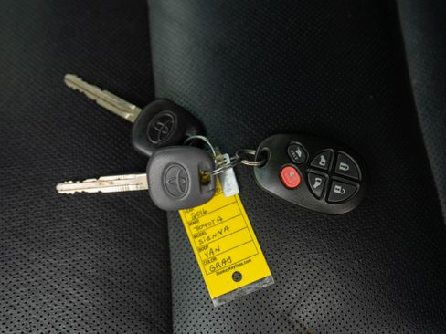 Used 2015 Toyota Sienna SE image 69