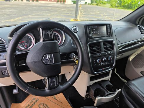 Used 2019 Dodge Grand Caravan SXT image 26