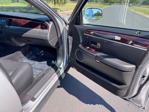 Used 2010 Lincoln Town Car Signature Limited image 18