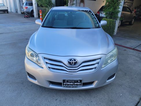 Used 2010 Toyota Camry image 3