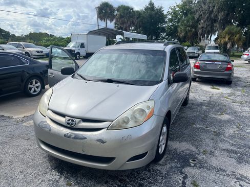 Used 2010 Toyota Sienna image 10