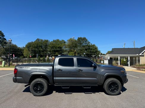 Used 2020 Toyota Tacoma SR image 4