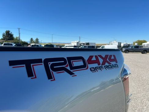 Used 2022 Toyota Tacoma TRD Off-Road image 11