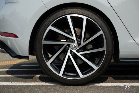 Used 2019 Volkswagen Golf R image 7