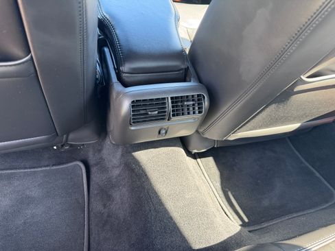 Used 2010 Lincoln Town Car Signature Limited image 15