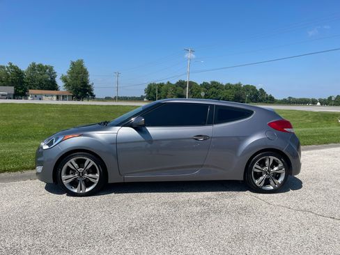 Used 2015 Hyundai Veloster image 2
