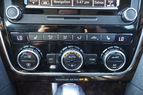 Used 2014 Volkswagen Passat 1.8T SEL Premium image 18