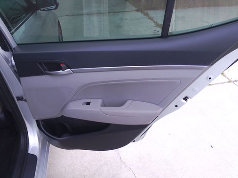 Used 2017 Hyundai Elantra Limited image 12