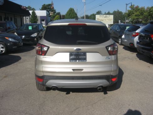 Used 2017 Ford Escape SE image 5