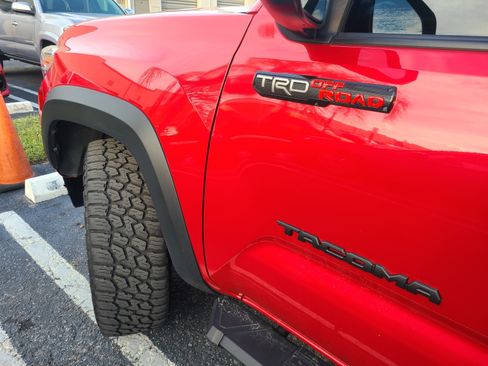 Used 2018 Toyota Tacoma TRD Off-Road image 11