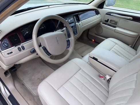 Used 2007 Lincoln Town Car Signature image 7
