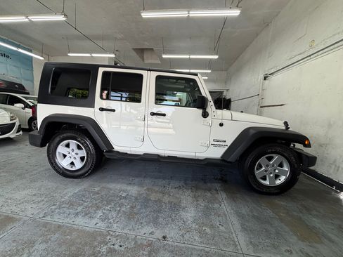 Used 2010 Jeep Wrangler Unlimited Sport image 3