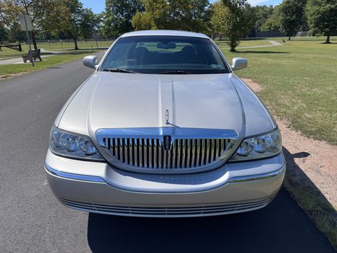Used 2010 Lincoln Town Car Signature Limited image 25