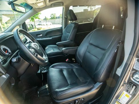 Used 2015 Toyota Sienna SE image 22
