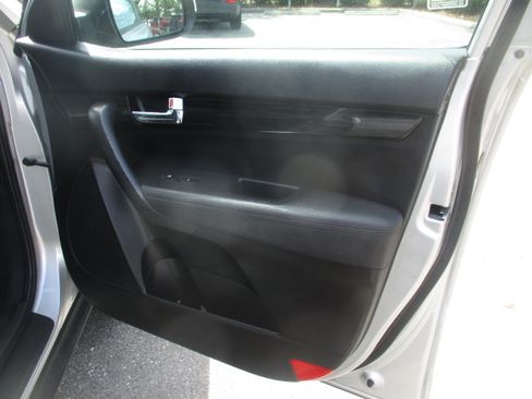 Used 2011 Kia Sorento LX image 11