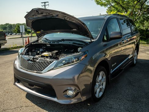 Used 2015 Toyota Sienna SE image 12