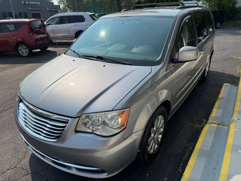 Used 2015 Chrysler Town & Country Touring image 3