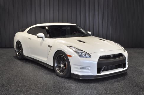 Used 2014 Nissan GT-R Black Edition image 4