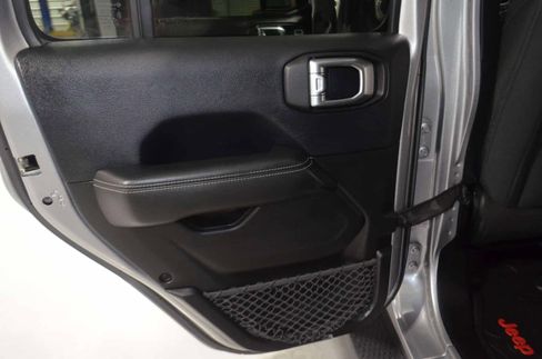Used 2018 Jeep Wrangler Unlimited Sahara image 18