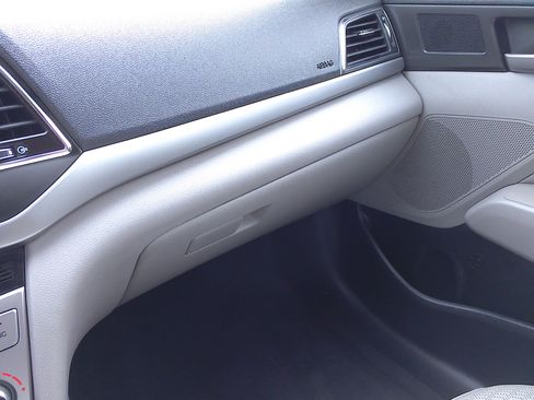 Used 2017 Hyundai Elantra Limited image 18