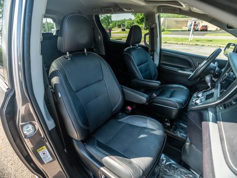 Used 2015 Toyota Sienna SE image 23