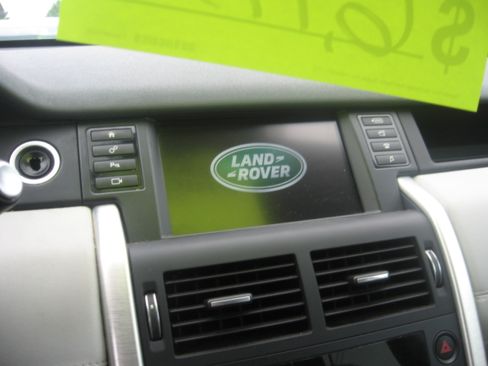 Used 2016 Land Rover Discovery Sport SE image 11