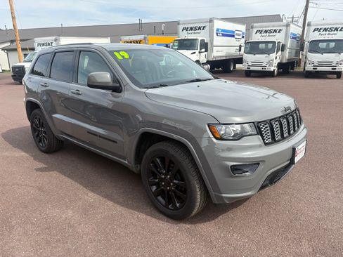 Used 2019 Jeep Grand Cherokee Limited image 3
