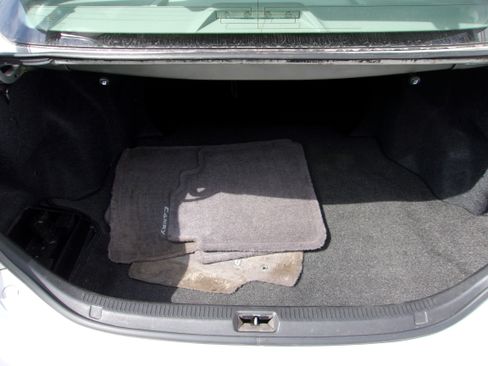Used 2011 Toyota Camry LE image 7