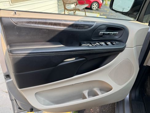 Used 2015 Chrysler Town & Country Touring image 9