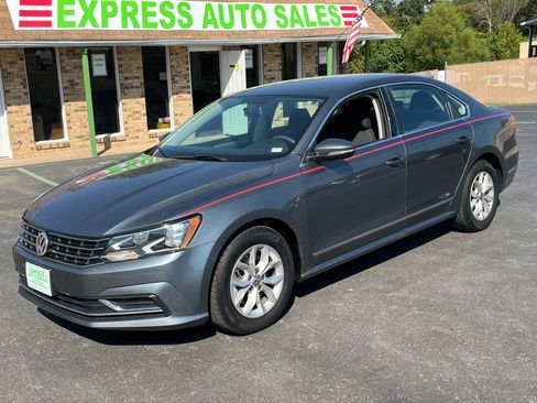Used 2017 Volkswagen Passat 1.8T S image 1