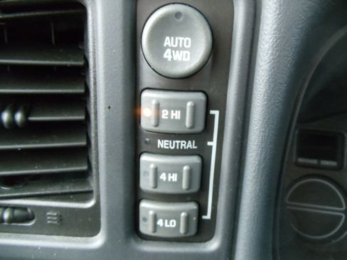 Used 2001 Chevrolet Suburban LS image 22
